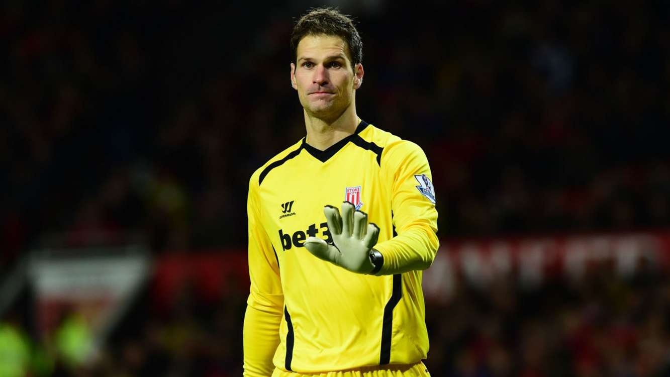 3. Asmir Begovic (Stoke sang Chelsea): “The Blues” đang ráo riết tìm một thủ môn về dự bị cho Thibaut Courtois sau khi Petr Cech chính thức gia nhập Arsenal vào cuối tháng 6. Hiện tại, tuyển thủ Bỉ chỉ còn 1 năm hợp đồng với Stoke, Begovic cũng thừa nhận anh chấp nhận ngồi dự bị miễn là được nếm trải thành công. Chelsea sẽ gặp phải sự cạnh tranh gắt gao từ M.U khi “Quỷ đỏ” sẵn sàng trả giá cao hơn cho thủ môn 28 tuổi.  