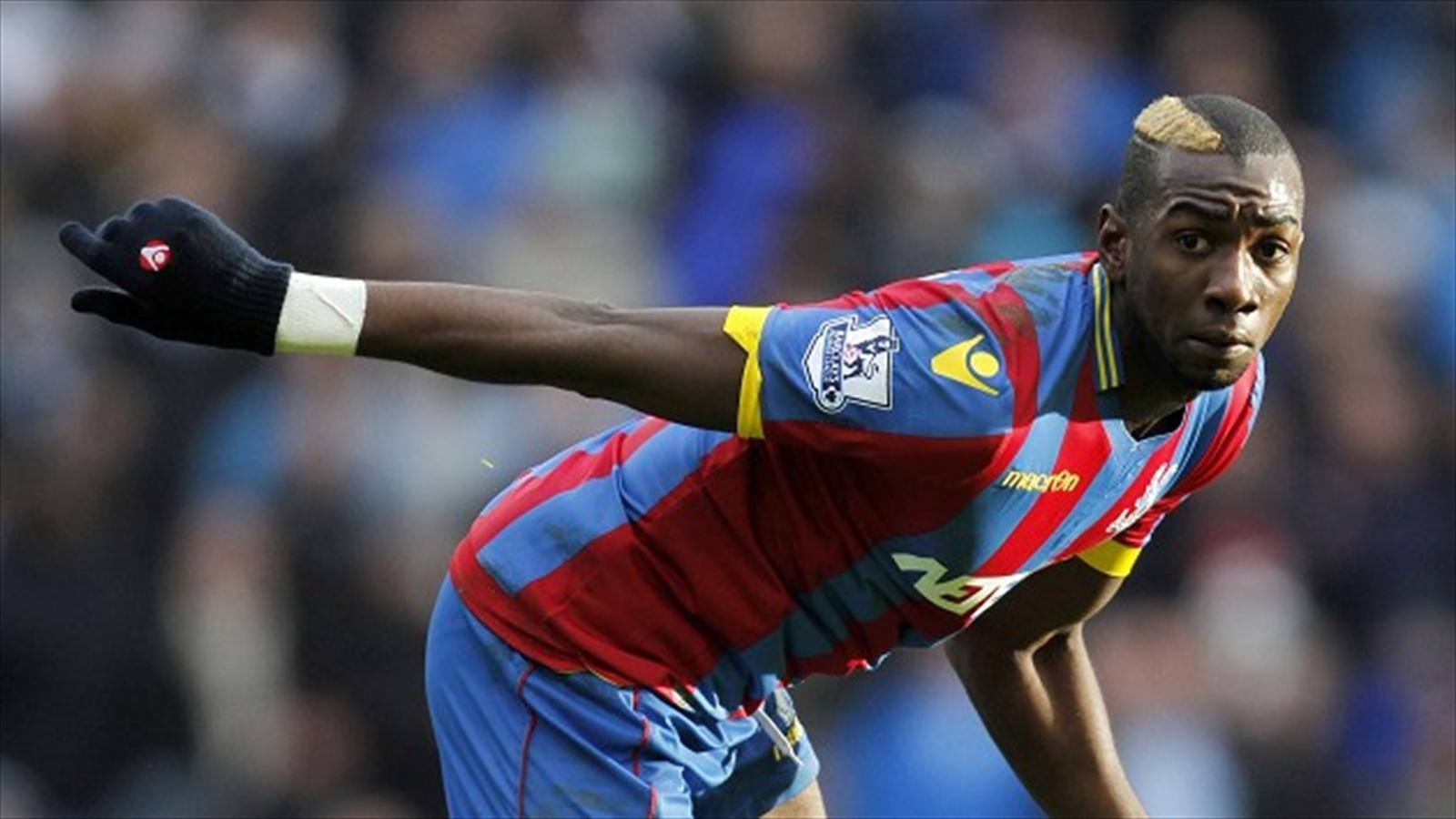 8. Yannick Bolasie (Crystal Palace sang Tottenham): Cầu thủ chạy cánh người Congo chơi khá hay trong màu áo “Đại bàng xanh” mùa giải vừa qua. Báo chí xứ sương mù đưa tin, tiền vệ 26 tuổi vẫn muốn ở lại London bất chấp lời mời gọi từ Liverpool hay Everton. Spurs đang có lợi thế lớn trong thương vụ này khi sẵn sàng trả một khoản tiền cộng với tiền đạo Adebayor để đổi lấy sự phục vụ của Bolasie. Ảnh: Eurosport.