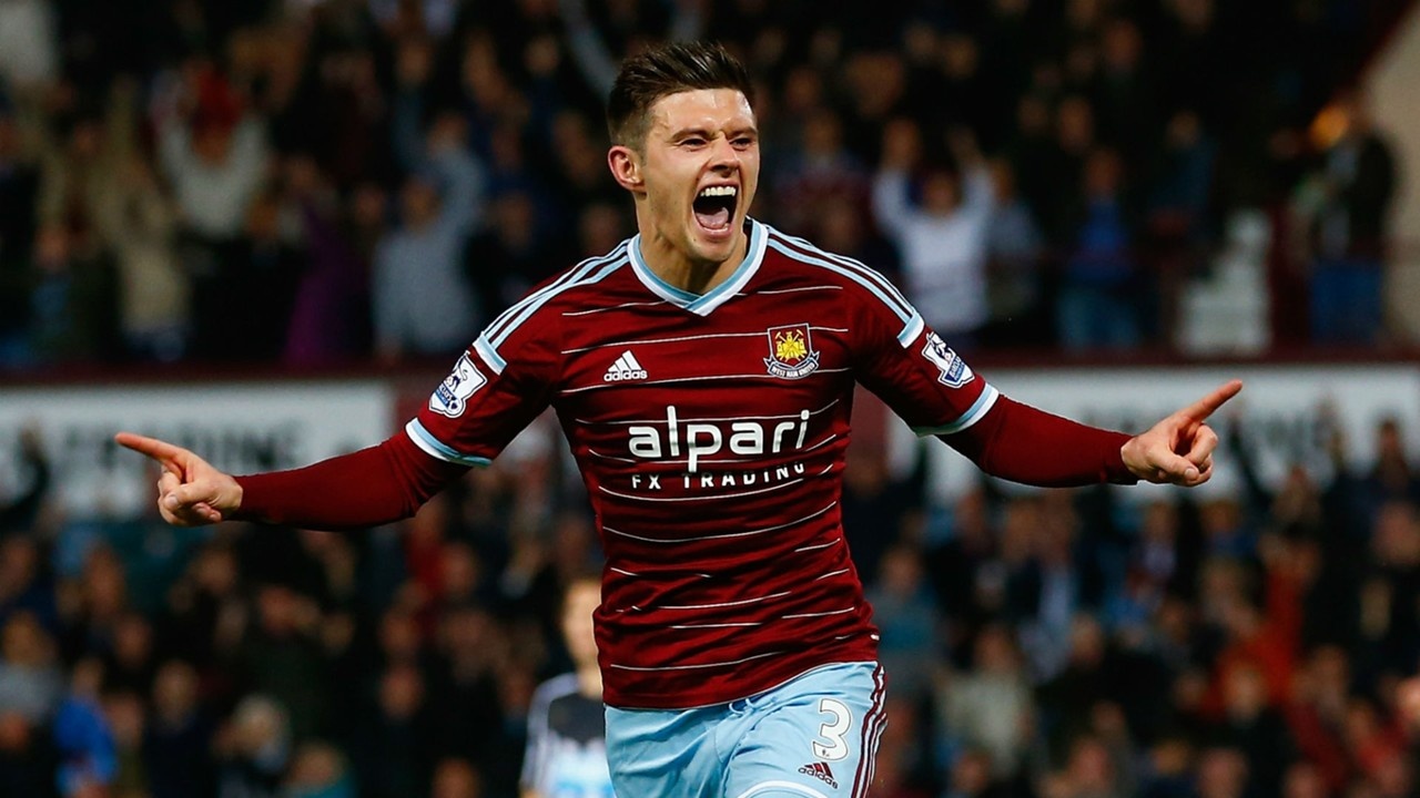 9. Aaron Cresswell (West Ham sang Manchester City): Premier League ngày càng thắt chặt chủ trương “Cây nhà lá vườn”. Trong khi đó, đội chủ sân Etihadchỉ có một mình thủ thành Joe Hart là người Anh trong đội hình. Ban lãnh đạo “Man xanh” đang gấp rút tìm cách chiêu mộ trung vệ của The Hammmers để nâng con số cầu thủ bản địa lên con số 2. Cresswell vừa nổi lên là một trong những hậu vệ thi đấu hiệu quả nhất giải Ngoại hạng. Cựu cầu thủ Ipswich sẽ đáp ứng được yêu cầu về chuyên môn cũng như nhân sự của Manchester City. Ảnh: Beinsport.