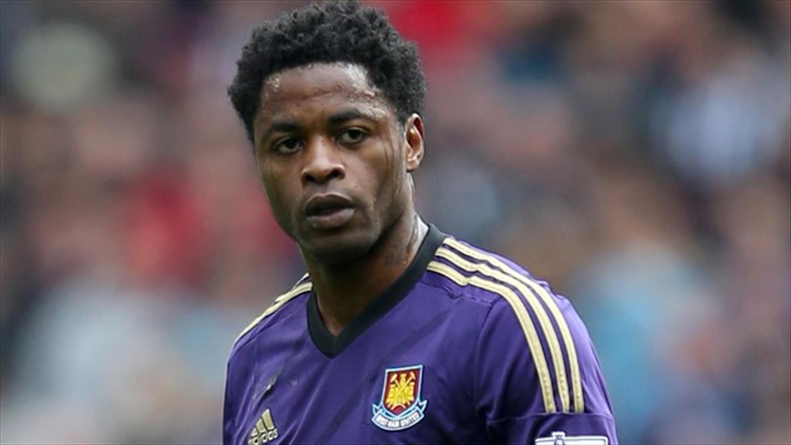 3. Alex Song (Barcelona): Trong hoàn cảnh cựu sao Arsenal không thể tìm được chỗ đứng tại Nou Camp và bị đẩy sang West Ham dưới dạng cho mượn mùa giải trước. “The Blues” sẵn sàng chi 7,5 triệu bảng chiêu mộ tiền vệ sinh năm 1987 để thay thế cho John Obi Mikel, người sẽ chuyển sang thi đấu tại UAE hè này. 