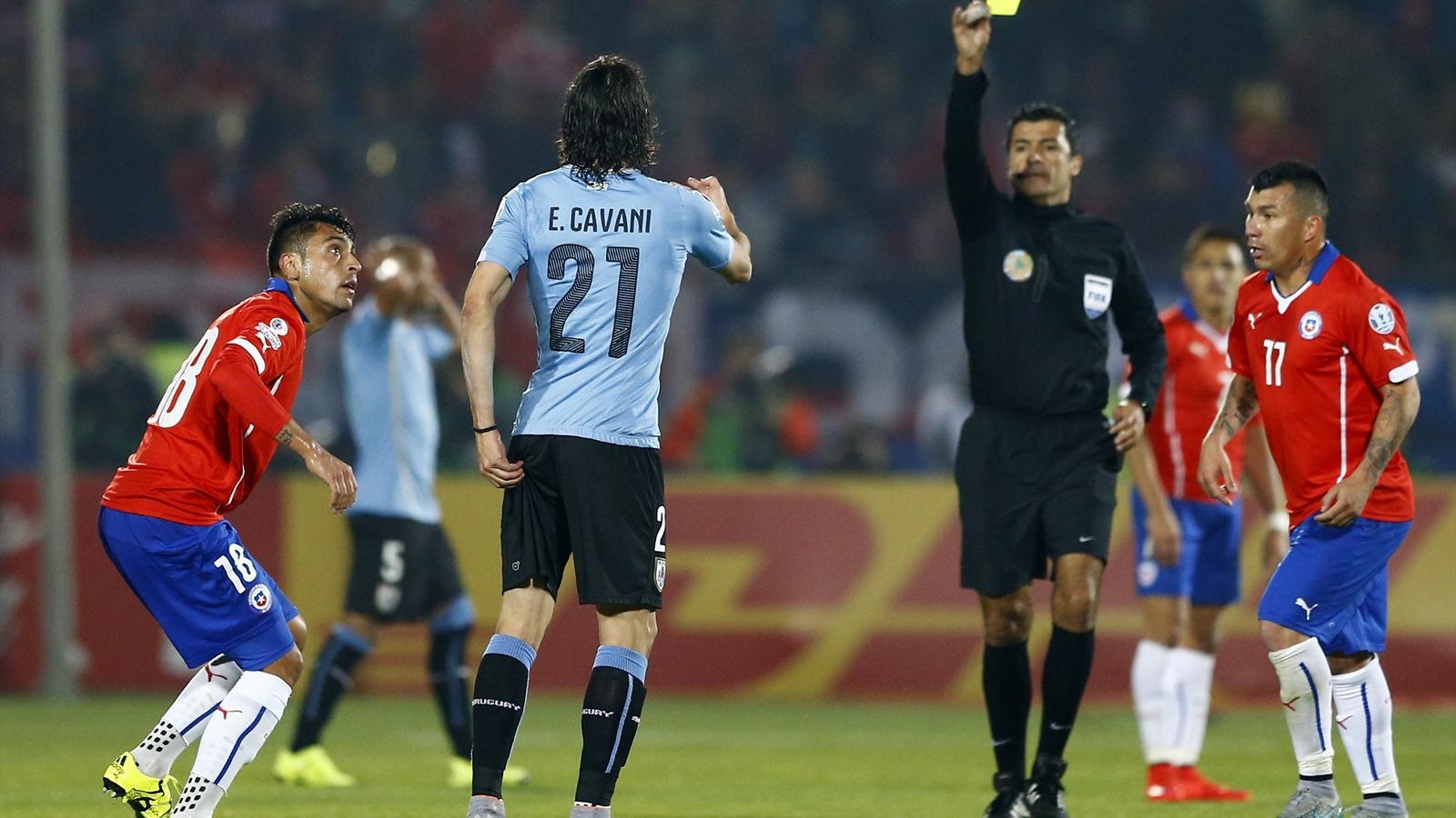 Chiếc thẻ đỏ gây tranh cãi của Edinson Cavani. Ảnh: Eurosport.