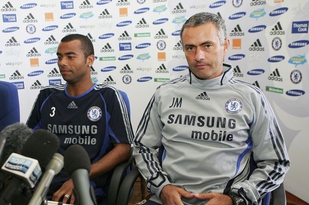 1. Ashley Cole sang Chelsea (2006): Mùa hè năm 2006, Ashley Cole tuyên bố không hài lòng với mức lương 55.000 bảng mỗi tuần mà Arsenal đưa ra. Trong khi đó, đội chủ sân Stamford Brigde sẵn sàng đãi ngộ ngôi sao người Anh với mức lương 90.000 bảng mỗi tuần. Cole đã chạy theo tiếng gọi của tiền bạc và quyết định chuyển sang khoác áo Chelsea, đại kình địch của Arsenal tại London. Thực tế, Mourinho và hậu vệ sinh năm 1980 đã hoàn toàn qua mặt “Pháo thủ” khi bí mật qua lại từ năm 2005. Vụ chuyển nhượng này gây nên làn sóng tranh cãi trong suốt 18 tháng liền. Thời điểm đó, người hâm mộ “Pháo thủ” vô cùng tức giận và đặt cho cựu sao Arsenal biệt danh “Cashley Cole- kẻ hám tiền”.