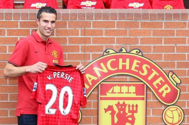 10. Robin Van Persie sang M.U (2011): Sau một mùa giải thăng hoa khi một mình kéo Arsenal lên vị trí thứ 3 tại giải Ngoại hạng, Persie từ chối ký vào bản hợp đồng mới với đội chủ sân Emirates. Giáo sư phải chấp nhận thất bại trong việc giữ chân ngôi sao hàng đầu của mình. Đội trưởng Arsenal quyết tâm chấm dứt mọi tình cảm với “Pháo thủ” để chuyển sang thi đấu dưới chướng của Sir Alex Ferguson. Với phong độ đỉnh cao, Persie cùng M.U giành chức vô địch Premier League ngay mùa giải đầu tiên. 