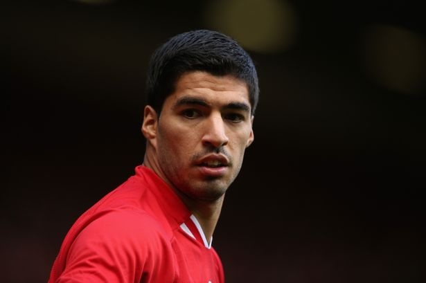 9. Arsenal hỏi mua Suarez (2013): Arsene Wenger thực sự táo bạo khi không dưới 2 lần hỏi mua chân sút chủ lực của Liverpool với giá 40 triệu bảng. Tuy nhiên, đội chủ sân Anfied ngay lập tức từ chối và chỉ chấp nhận để tiền đạo lắm tài nhiều tật đầu quân cho Barcelona vào mùa hè 2014.