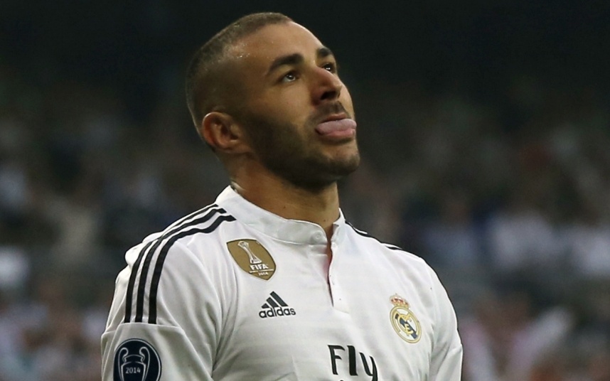 Tiền đạo: Karim Benzema: Đẳng cấp của tiền đạo người Pháp được khẳng định trên khắp châu Âu trong nhiều năm vừa qua. Ngoài những cú dứt điểm có độ chính xác cao, khả năng phá bẫy việt vị cũng là điểm mạnh của chân sút 27 tuổi. Benzema sẽ là đối tác ăn ý cùng Rooney trên hàng công Quỷ đỏ mùa giải tới.