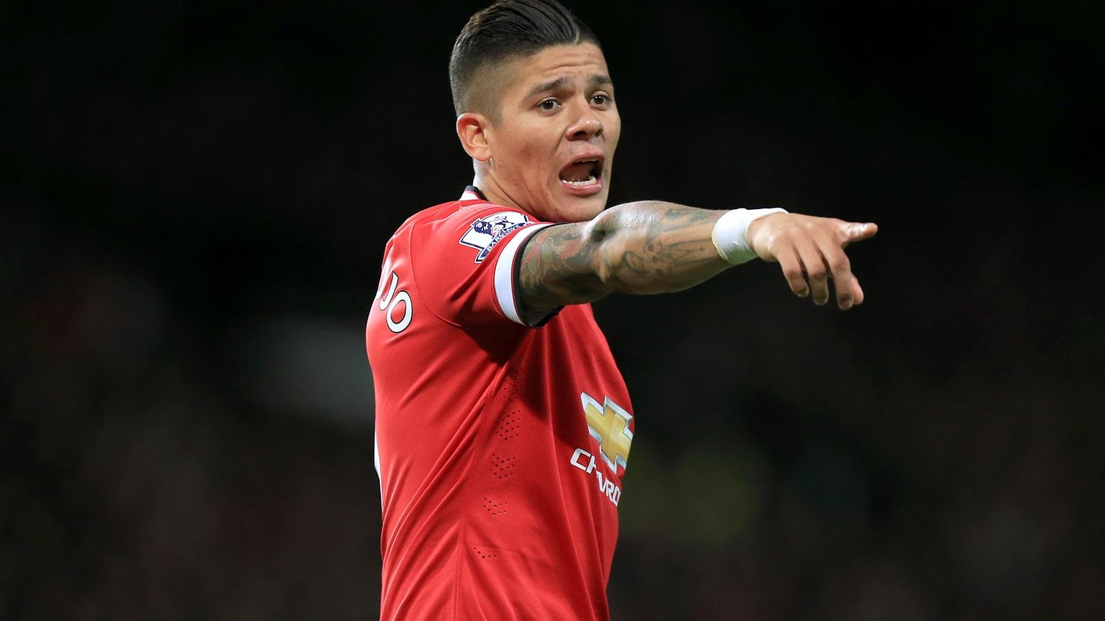 Trung vệ: Marcos Rojo: Cựu sao Sporting là một trong những bản hợp đồng thành công của “Tuy líp thép” trong kỳ chuyển nhượng hè 2014. Rojo thi đấu ngày càng chững chạc và chắc chắn. Hiện tại, ngôi sao 25 tuổi đang là trụ cột nơi hàng phòng ngự giúp ĐTQG Argentina tiến thắng vào chung kết Copa America. 