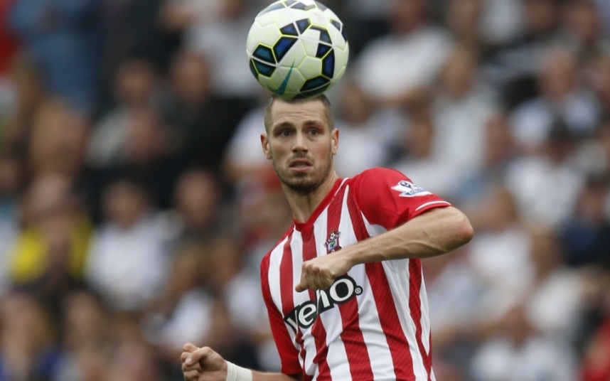  Tiền vệ trung tâm: Morgan Schneiderlin: Với sức mạnh, thể lực dồi dào cùng với lối chơi xông xáo nhưng không kém phần thông minh, tuyển thủ Pháp là sự bổ sung hoàn hảo cho tuyến giữa vốn mỏng manh của đội chủ sân Old Trafford. M.U sẽ phải cạnh tranh gắt gao với Arsenal trong cuộc đua giành chữ ký của tiền vệ 25 tuổi.
