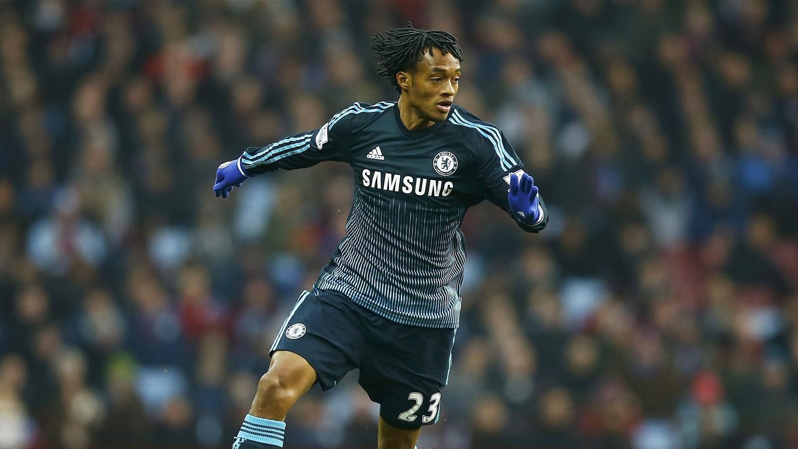 7. Juan Cuadrado (Chelsea): Bản hợp đồng của “The Blues” trong kỳ chuyển nhượng mùa đông 2014 không đáp ứng được yêu cầu về chuyên môn của HLV Mourinho. Tuyển thủ Colombia phải làm bạn với băng ghế dự bị, thậm chí Cuadrado không ghi nổi bất kỳ bàn thắng hay đường kiến tạo nào cho đội chủ sân Stamford Bridge. Tiền vệ 27 tuổi cần tập luyện để thích nghi với bóng đá Anh trước khi bị đẩy đi một cách không thương tiếc.