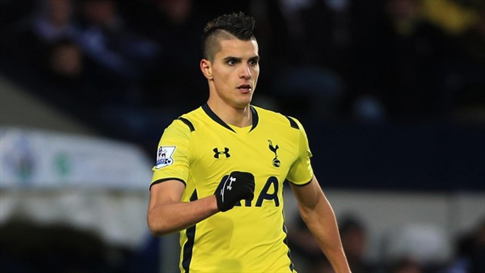 3. Erik Lamela (Tottenham): Mùa giải trước, tiền vệ 23 tuổi có một vài tiến bộ tuy nhiên không đáng kể. Cựu sao Roma ghi 2 bàn sau 29 lần ra sân tại Premier League. Dù vậy, người hâm mộ Spurs có quyền đòi hỏi nhiều hơn từ bản hợp đồng trị giá 30 triệu euro. Hiện tại, Lamela đang tham dự Copa America tại Chile trong màu áo Argentina và sẵn sàng thể hiện những gì tốt nhất khi trở lại Anh.  Ảnh: Eurosport.