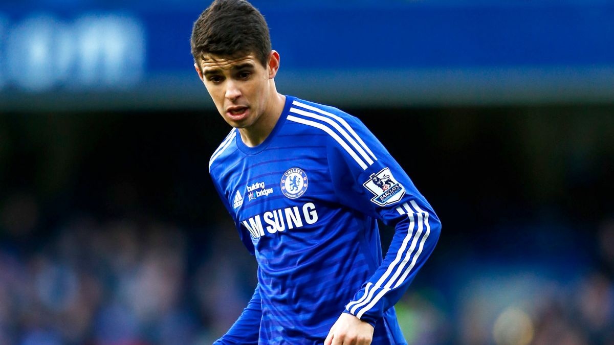5. Oscar (Chelsea): Phong độ của ngôi sao 24 tuổi có dấu hiệu sa sút sau 2 mùa giải thi đấu thăng hoa tại Stamford Bridge. Trước sự nhòm ngó từ Juventus, Jose Mourinho tuyên bố tuyển thủ Brazil vẫn nằm trong kế hoạch của ông mùa giải tới. Với lối chơi thông minh và đậm chất kỹ thuật, Oscar hoàn toàn có thể đạt đến trình độ của tiền vệ hào hoa Ricardo Kaka trong tương lai.  Ảnh: Foxsport.