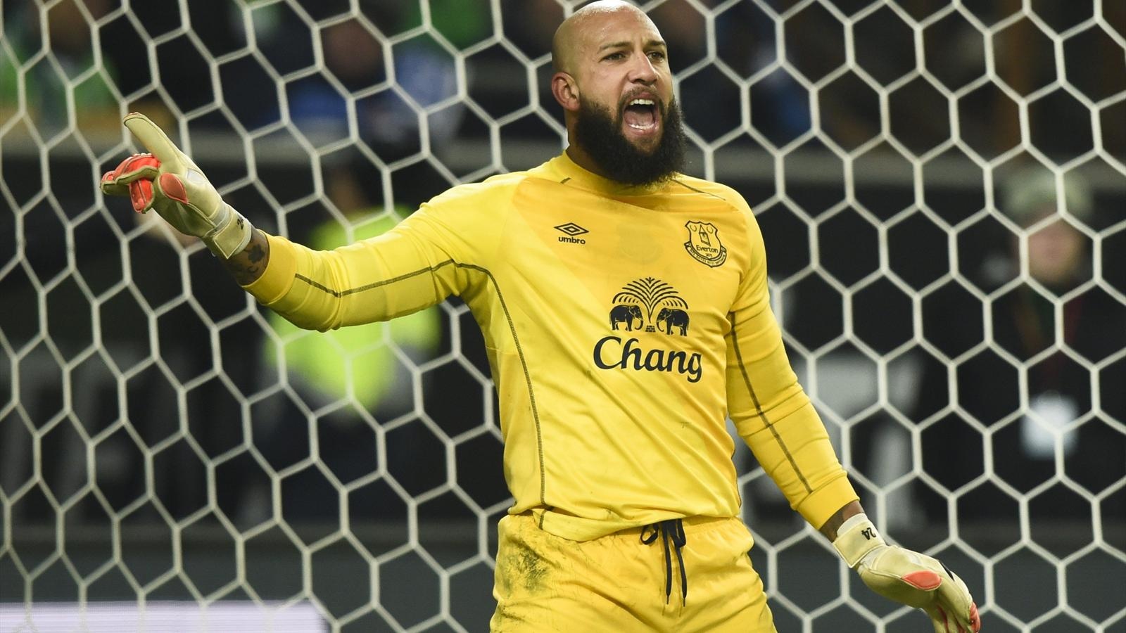 8. Tim Howard (Everton): Những sai lầm liên tiếp của tuyển thủ Mỹ là nguyên nhân chính khiến “The Toffees” sa sút trong mùa giải vừa qua. Đoàn quân của HLV Roberto Martinez trượt từ vị trí thứ 5 xuống thứ 11 chỉ sau một mùa giải. Nếu không cải thiện phong độ, chắc chắn Tim Howard sẽ bị thay thế bởi thủ môn người Tây Ban Nha Joel Robert.