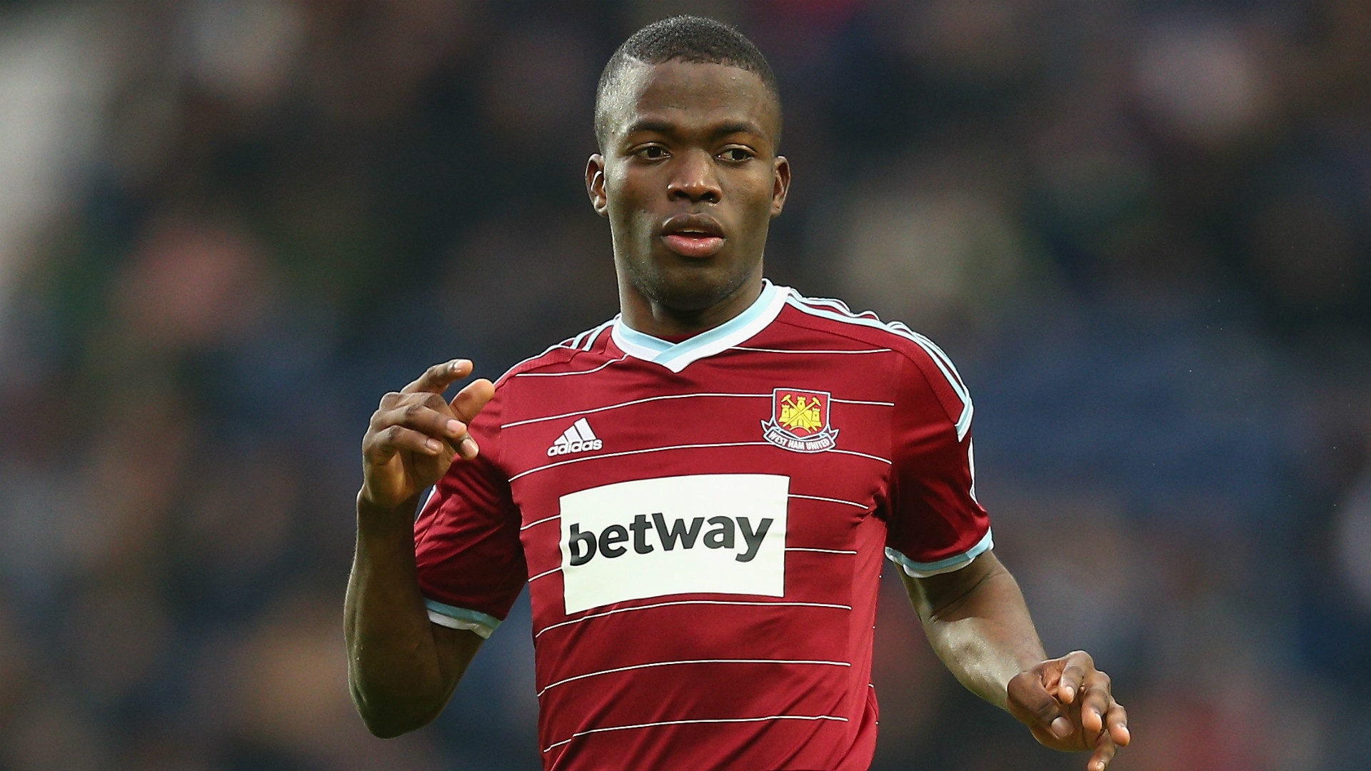 9. Enner Valencia (West Ham): Tiền đạo trị giá 12 triệu bảng có màn ra mắt khá tốt trong những vòng đấu đầu tiên tại sân Upton Park. Tuy nhiên, tuyển thủ Ecuador không thể giữ phong độ ổn định trong cả mùa giải, anh chỉ ghi 5 bàn sau 37 trận tại Premier League 2014/15. Đội bóng London yêu cầu Enner Valencia tập trung vào chuyên môn thay vì để ý những lời đồn rằng Chelsea muốn chiêu mộ anh.  Ảnh: Perform.