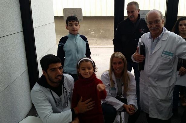 Hành động của Suarez khiến tất cả mọi người thán phục. Ảnh: Mirror.