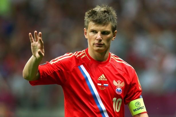 Tiền vệ: Andrei Arshavin (Zenit): Dù mang biệt danh “Gấu nhỏ” nhưng trái tim của cựu sao Arsenal lại rất rộng lớn và ấm áp. Anh từng dùng toàn bộ số tiền thưởng trị giá 15.000 bảng để mua vé cho hàng trăm trẻ em Nga vào xem một trận đấu tại vòng loại Euro 2012 với Andorra.
