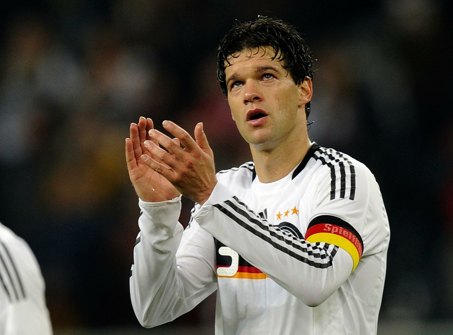  6. Michael Ballack (Đức): Tại World Cup 2002, sự vắng mặt của cựu tiền vệ Lerverkusen khiến “Cỗ xe tăng Đức” thất thủ 0-2 trước Brazil trong trận chung kết, 6 năm sau “Die Mannschaft” một lần nữa gục ngã trước cửa thiên đường khi để thua Tây Ban Nha trong trận chung kết Euro. Với sự đen đủi của mình, Ballack thậm chí được người hâm mộ đặt cho biệt danh “Ông vua về nhì”. 