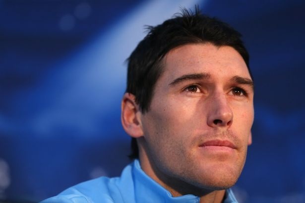 Tiền vệ: Gareth Barry (Everton): Cựu tiền vệ Manchester City đã bàn giao chìa khóa căn biệt thự của mình tại Tây Ban Nha cho một tổ chức bảo trợ trẻ em. Quỹ từ thiện có thể sử dụng nhà của anh vào bất cứ lúc nào. Gareth Barry từng chia sẻ: “Tôi muốn nghe tất cả các câu chuyện về kỳ nghỉ thú vị của những đứa trẻ tuyệt vời tại đây”.