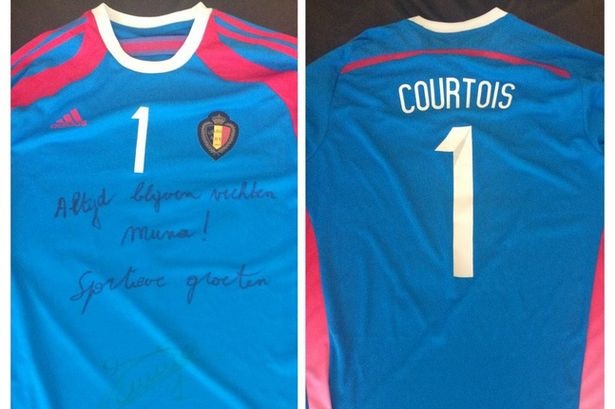 Thủ môn: Thibaut Courtois (Chelsea): Ngay khi nghe câu chuyện về Maarten Munaron, cầu thủ đang thi đấu tại giải hạng 2 Bỉ bị mắc căn bệnh ung thư máu. Thủ thành 23 tuổi đã gửi tặng Munaron một chiếc áo đấu kèm thông điệp vô cùng cảm động: “Hãy chiến đấu, Muna”.