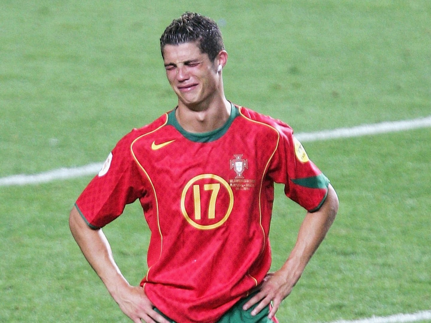 9. Cristiano Ronaldo (Bồ Đào Nha): Trước đó, Ronaldo cùng đồng đội có cơ hội tốt nhất để lên ngôi tại Euro 2004, tuy nhiên “The Seleccao” phải chịu thất bại muối mặt trước đội bóng nhược tiểu Hy Lạp trong trận chung kết. Hiện tại ở độ tuổi 30, có lẽ cựu sao M.U không còn cơ hội giành các danh hiệu cùng ĐTQG.