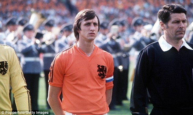 1. Johan Cruyff (Hà Lan): “Thánh” Johan giành tổng cộng 23 danh hiệu lớn nhỏ ở Barcelona, Ajax và Feyenoord. Tuy nhiên, thành tích ở cấp độ quốc gia của huyền thoại từng giành 3 Quả bóng vàng lại quá nghèo nàn. Ông chỉ giúp “Cơn lốc màu da cam” về nhì tại World Cup 1974 tại Tây Đức và vị trí thứ 3 ở Euro 1976 tại Nam Tư.