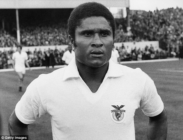 2. Eusebio (Bồ Đào Nha): Cố danh thủ người Bồ giúp Benfica giành đến 11 chức vô địch quốc gia và 1 cúp châu Âu. Tại World Cup 1966, Eusebio gánh vác trọng trách dẫn dắt “The Seleccao” lên ngôi tại cúp thế giới. Tuy nhiên, đội tuyển Bồ Đào Nha chỉ giành vị trí thứ 3 chung cuộc sau thất bại 1-2 trước “Tam sư” ở bán kết.