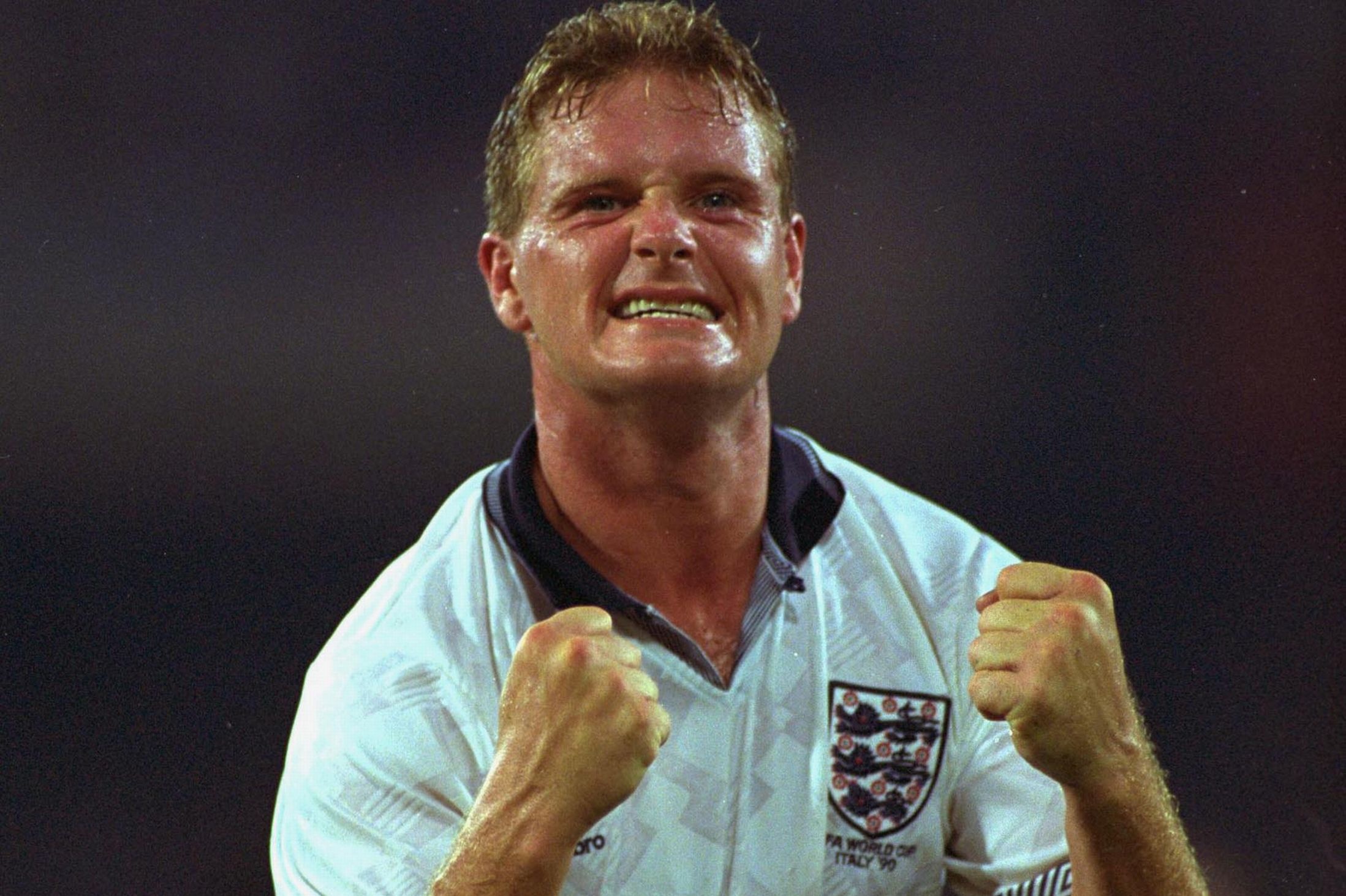 7. Paul Gascoigne (Anh): Cựu tuyển thủ Anh từng được ca ngợi là “tiền vệ có tài năng thiên bẩm” trong thế hệ của mình. Ở cấp độ ĐTQG, ông chỉ giúp “Tam sư” cán đích ở vị trí thứ 4 tại World Cup 1990. Gascoigne đã bật khóc khi phải nhận thẻ vàng trong trận bán kết với Tây Đức, từ đó ông còn nổi tiếng với biệt danh “giọt nước mắt Italy 90”.