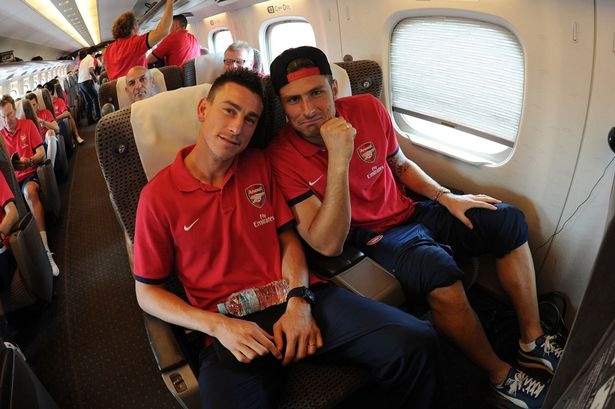 Hậu vệ trái: Laurent Koscielny (Arsenal): Hậu vệ người Pháp tuổi đã tặng nửa triệu bảng để xây dựng lại một nhà máy sản xuất nhạc cụ tại Tulle, quê hương của anh.