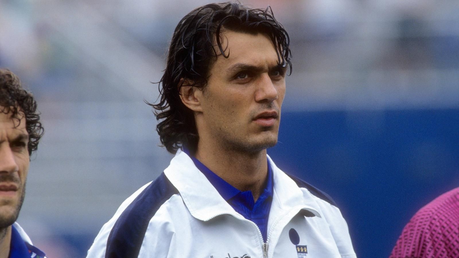 4. Paolo Maldini (Italy): Khó có thể tin nổi trung vệ xuất sắc nhất lịch sử AC Milan, người từng giành 7 Scudetto và 5 Champions League lại không thể bước lên đỉnh thế giới cùng “Azzurri” trong suốt sự nghiệp lẫy lừng của mình. Có lẽ ông sẽ phải tiếc nuối khi đoàn quân áo thiên thanh lên ngôi tại World Cup 2006, chỉ vài năm sau khi Maldini tuyên bố giã từ sự nghiệp quốc tế.