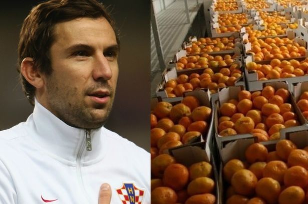 Hậu vệ phải: Dario Snar (Shakhtar Donetsk): Tiền vệ người Croatia từng mua 20 tấn quýt để gửi cho các trẻ em trong một khu chiến sự ở thành phố quê hương anh.