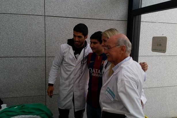 Tiền đạo: Luis Suarez (Barcelona): Chân sút chủ lực của Barca vừa đích thân vào vai bác sĩ để động viên một em bé mắc bệnh ung thư tại thủ đô Montevideo. Hành động này đã khiến bệnh nhân nhí và toàn thể bác sĩ tại đây hết sức cảm động. Ngoài ra, tiền đạo 27 tuổi đang là đại sứ của Perez Scremini, tổ chức từ thiện chăm sóc, điều trị cho tất cả trẻ em bị ung thư tại Uruguay.