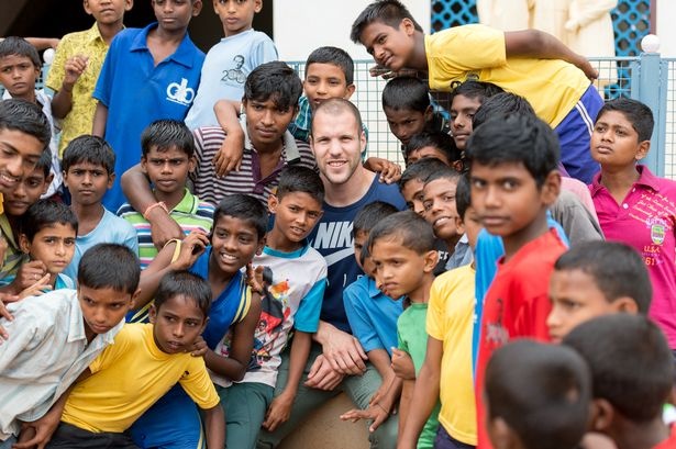 Trung vệ: Ron Vlaar (Aston Villa): Trong khi các đồng đội tận hưởng kỳ nghỉ ở những khu nghỉ dưỡng tiện nghi, tuyển thủ Hà Lan giành trọn mùa hè của mình để giúp đỡ trẻ em nghèo tại một vùng hẻo lánh thuộc Bangalore. Hậu vệ 29 tuổi chia sẻ: “Sự hồn nhiên của những đứa trẻ nơi đây giúp tôi quên đi mọi lo toan trong cuộc sống hàng ngày”.