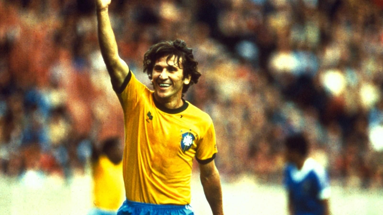 3. Zico (Brazil): Tiền vệ tài hoa từng khoác áo Flamengo được Pele đánh giá là cầu thủ tấn công xuất sắc nhất thế giới trong những năm cuối 1970, đầu 1980. Dù vậy, các danh hiệu quốc tế luôn lảng tránh huyền thoại người Brazil, đội bóng của ông chỉ đứng thứ 3 tại World Cup 1978, thậm chí “các vũ công Samba” còn bị loại ngay ở tứ kết cúp thế giới năm 1986.  