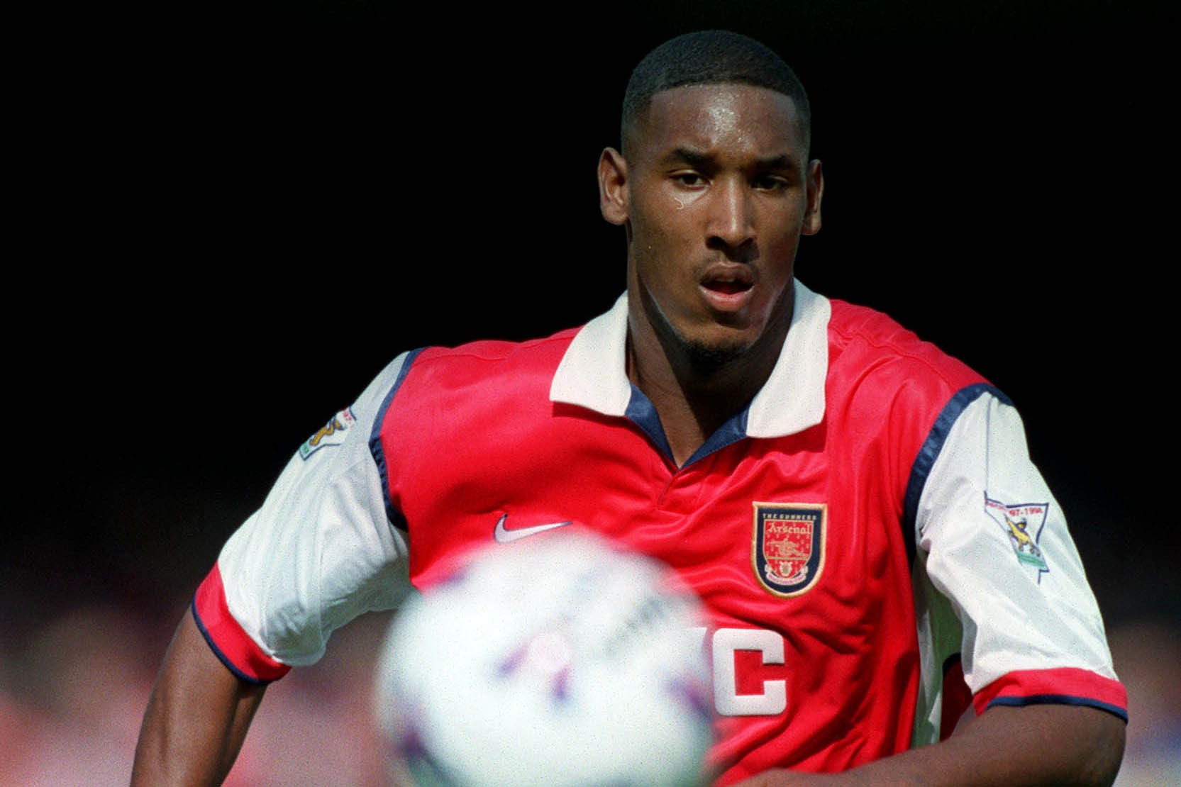 8. Nicolas Anelka (Arsenal): Cuối mùa giải 1998-1999, trước thông tin Real Madrid muốn chiêu mộ mình, Anelka liên tục cho thấy tinh thần rã đám và thiếu hợp tác. Thậm chí, cựu tuyển thủ Pháp còn lấy lý do bị báo chí xúc phạm khi gọi anh là “kẻ hờn dỗi” để đòi ra đi. Kết quả kế hoạch đào tẩu của chân sút đang thi đấu cho Mumbai City đã thành công. Tiền đạo 36 tuổi được chấp nhận chuyển đến sân Bernabeu vào năm 1999. Ảnh: Static.