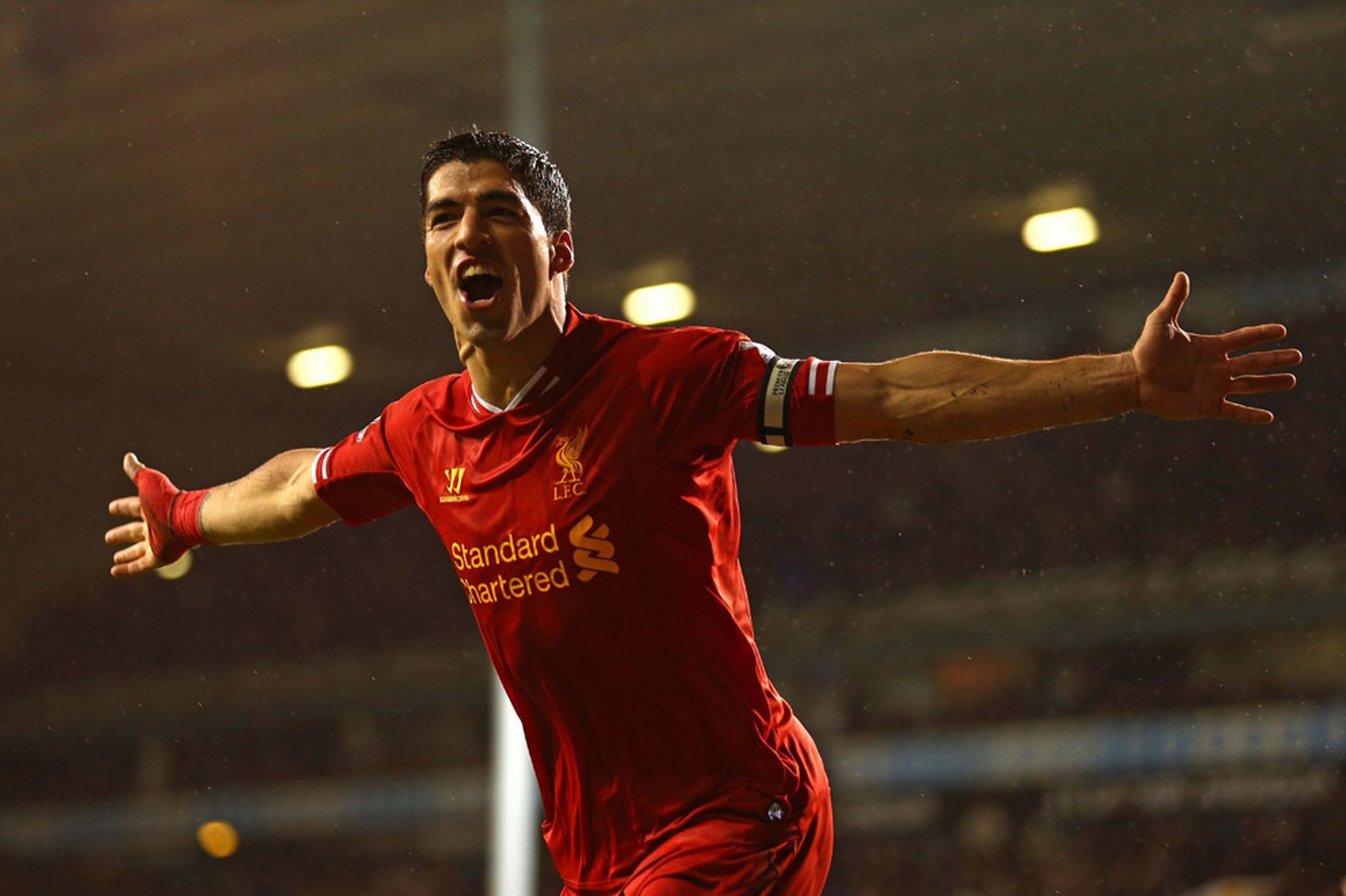 2. Luis Suarez (Liverpool): Tháng 5 năm 2013, chân sút người Uruguay khẳng định muốn rời Premier League vì bị soi mói đời tư. Ngoài ra, vụ bê bối cắn Ivanovic cũng khiến ngôi sao 27 tuổi bị khủng bố tinh thần. HLV Wenger từng hỏi mua Suarez với giá 40 triệu cộng thêm 1 bảng và nhanh chóng bị từ chối. Cuối cùng, anh ở lại Anfield thêm một mùa giải và cống hiến những gì tốt nhất của mình trước khi chuyển sang Barcelona. Ảnh: Goal.