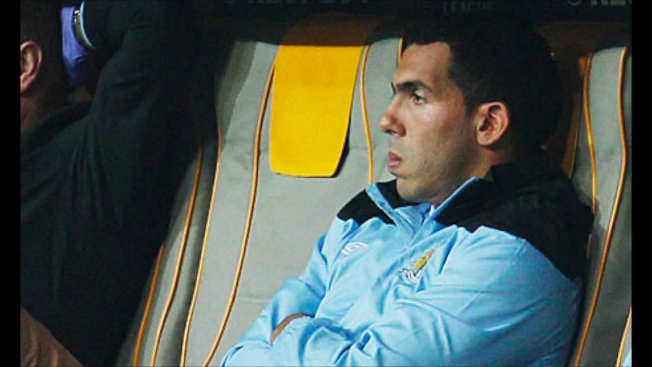 3. Carlos Tevez (Manchester City): Tháng 9/2011, do bực tức vì không được ra sân từ đầu, cựu đội trưởng Manchester City từ chối yêu cầu vào sân thay người trong thất bại trước Bayern tại Champions League. Sau trận đấu, HLV Mancini tuyên bố “El Apache” sẽ phải rời CLB. Tevez ngay lập tức trở về Argentina chơi Golf, thư giãn như chưa có chuyện gì xảy ra. Tiền vệ 29 tuổi chỉ chịu quay lại Anh vào tháng 2/2012. Ảnh: Ytimg.