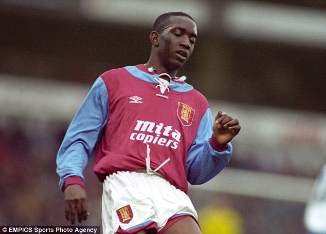 9. Dwight Yorke (Aston Villa): Sau 9 năm cống hiến, cựu danh thủ người Trinidad và Tobago khiến Aston Villa bất ngờ khi tuyên bố muốn đầu quân cho M.U ngay trước khi mùa giải 1998-1999 khởi tranh. Trong trận đấu cuối cùng của mùa giải 1997-1998 vói Everton, Yorke đã thi đấu vô cùng hời hợt. Điều này khiến đội chủ sân Villa Park bắt buộc phải để cựu tiền đạo sinh năm 1971 chuyển đến sân Old Trafford với mức phí 12,6 triệu bảng. 