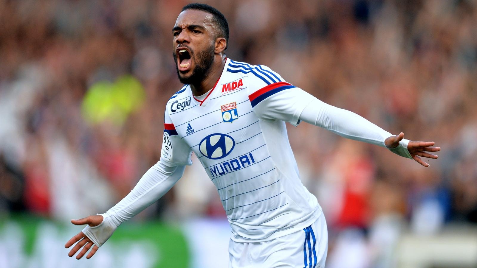 5. Alexandre Lacazette (Lyon): Với hiệu suất 27 bàn sau 31 trận tại Ligue 1, chân sút người Pháp là nhân tố quan trọng giúp “Les Gones” kết thúc mùa giải với vị trí Á quân. Trước đó, Lacazette cũng chia sẻ muốn ra đi để tìm kiếm những thử thách lớn hơn. Bản năng sát thủ cộng với sức trẻ của anh sẽ giúp HLV Van Gaal giải bài toán nơi hàng công “Quỷ đỏ”. Tuy nhiên, M.U sẽ phải cạnh tranh gắt gao với Arsenal để có được chữ ký của tiền đạo sinh năm 1991.