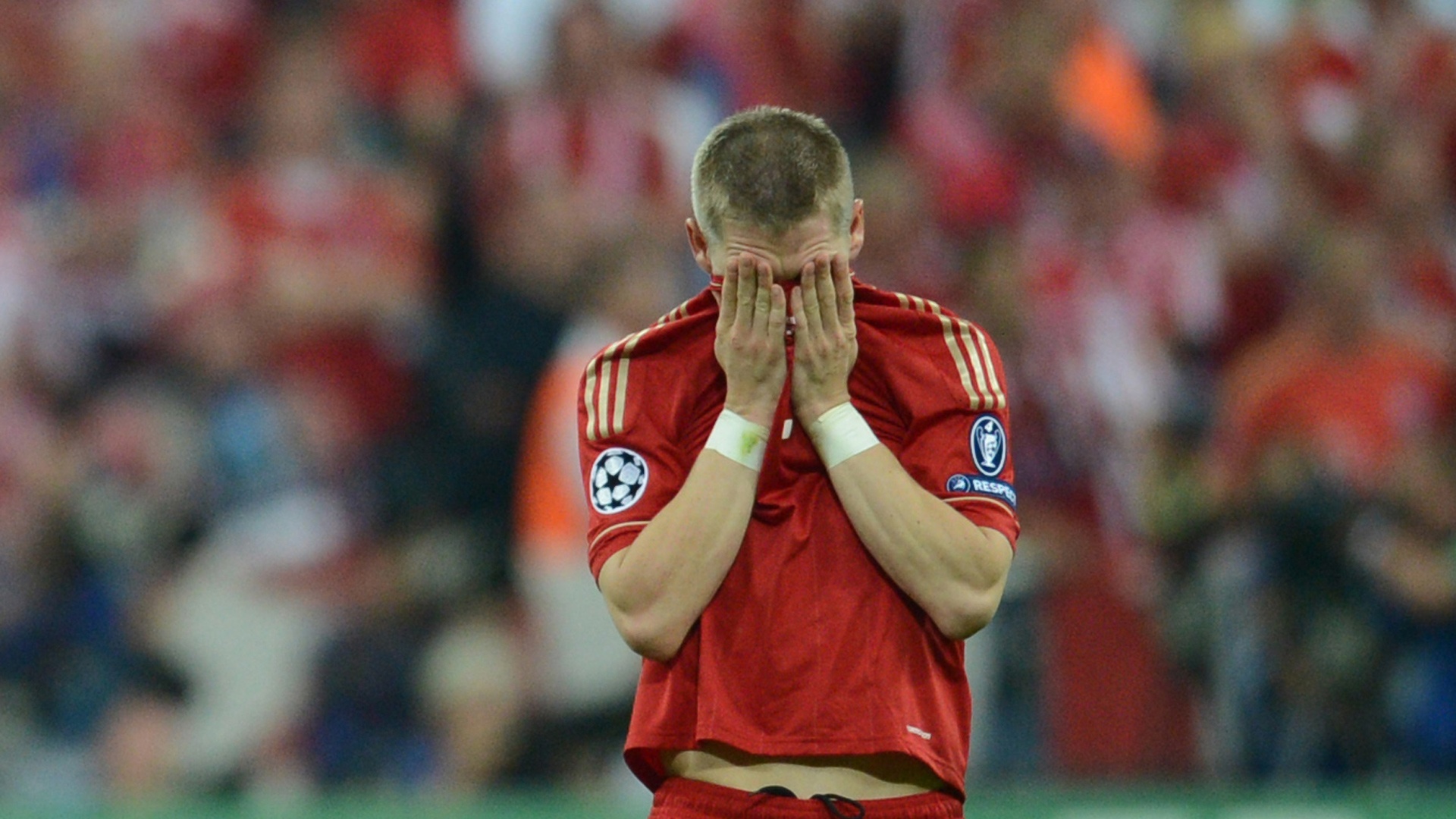 Nỗi thất vọng của tuyển thủ Đức khi chính anh là người đá hỏng quả 11m khiến “Hùm xám” nhận thất bại trong trận chung kết Champions League 2012 sau loạt penalty cân não với Chelsea ngay tại Allianz Arena.