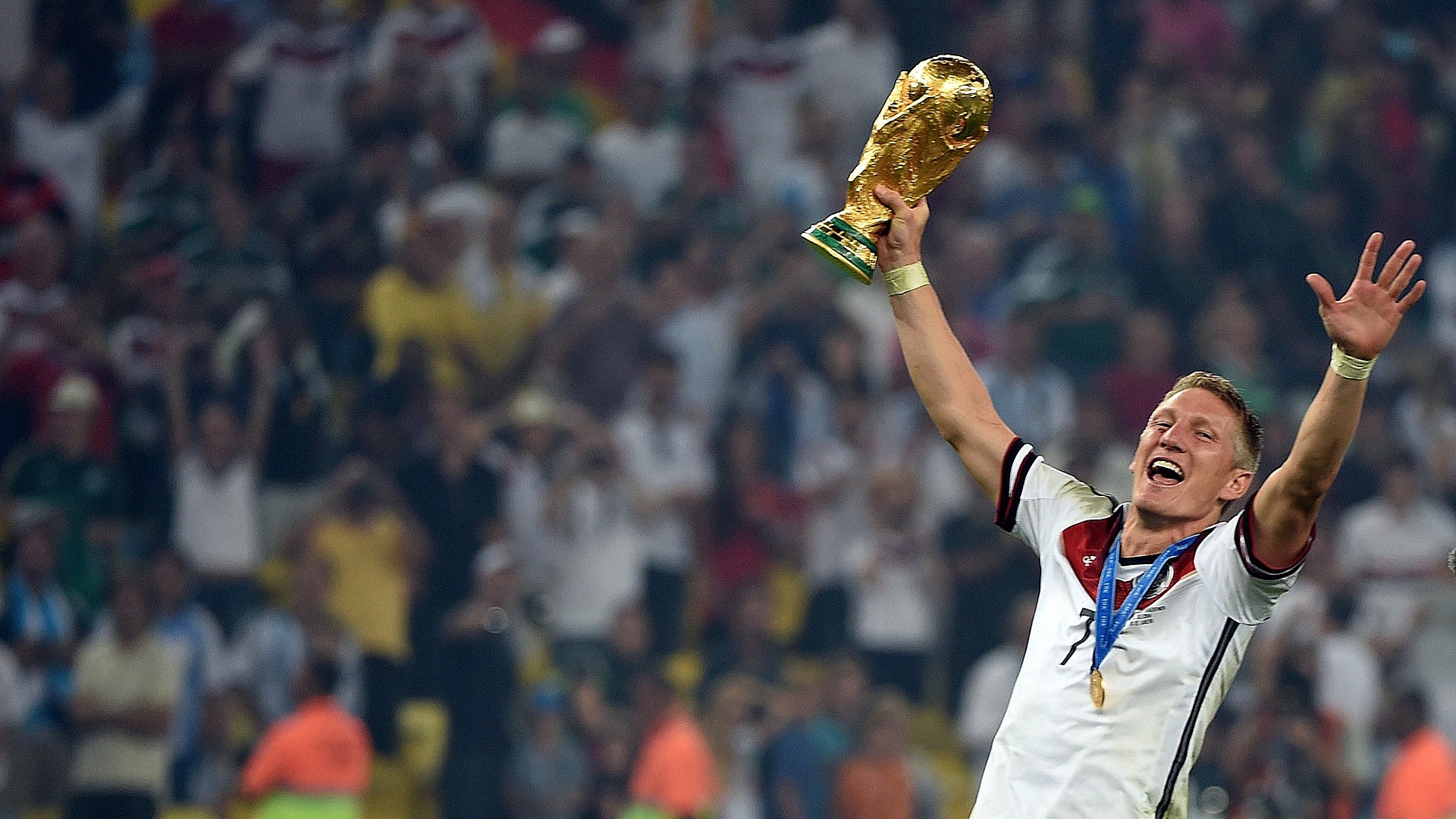  Thành công nối tiếp thành công, tại World Cup 2014, Schweinsteiger cống hiến những gì tốt nhất giúp “Những cỗ xe tăng” lần thứ 4 bước lên đỉnh thế giới tại Brazil.