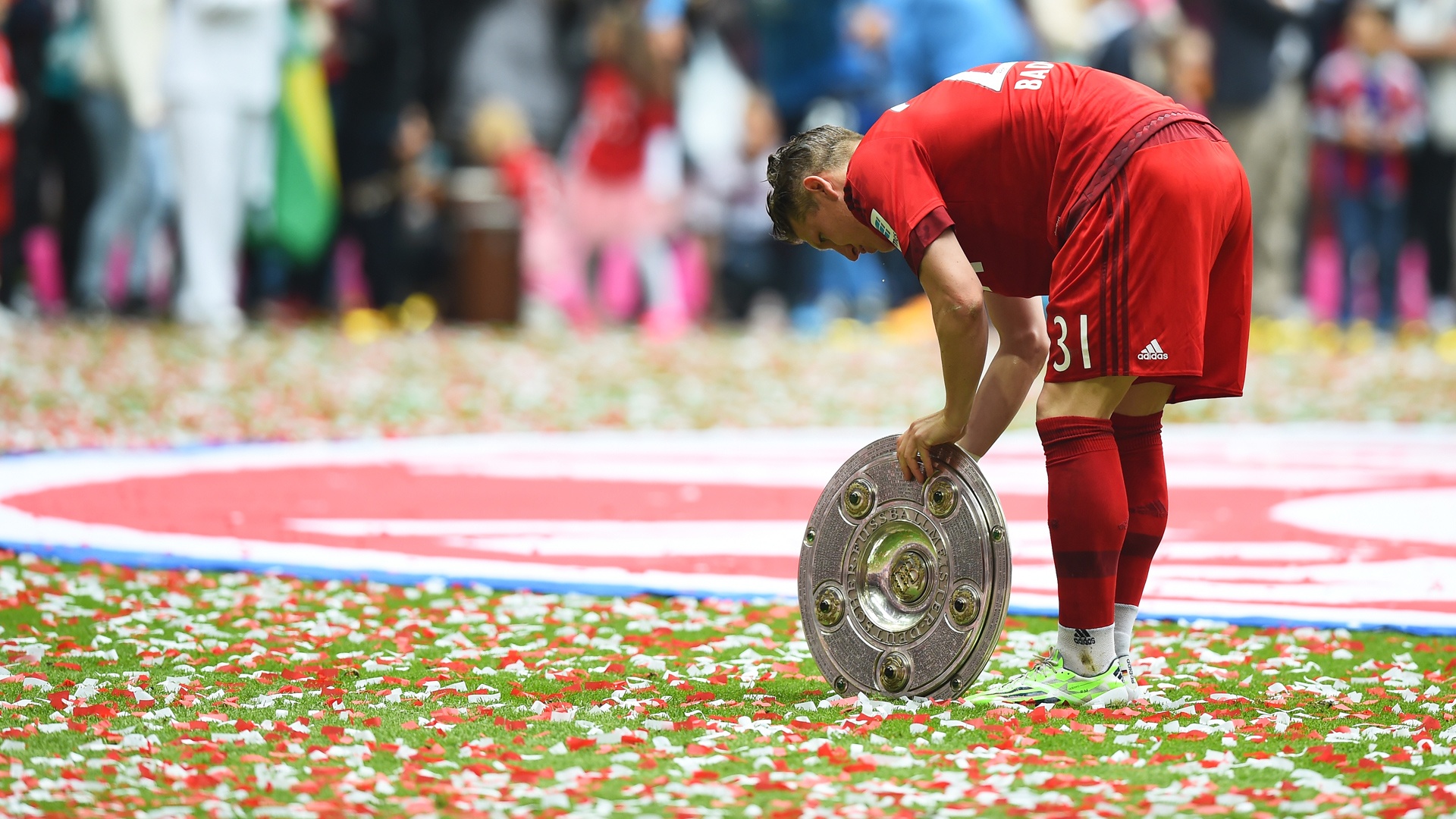 Bastian Schweinsteiger chia tay Bayern sau 17 năm gắn bó để đầu quân cho “Quỷ đỏ” thành Manchester từ mùa giải tới. Qua đó, anh trở thành cầu thủ mang quốc tịch Đức đầu tiên thi đấu cho đội 1 của M.U.  