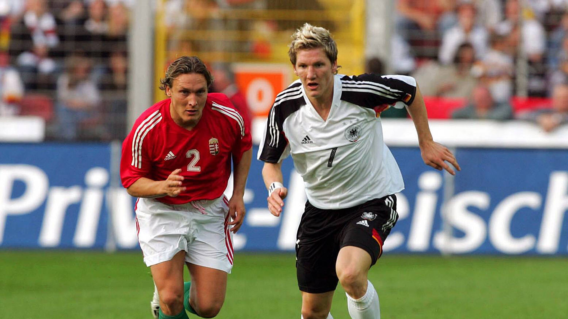 Tháng 6/2004, Schweini lần đầu được HLV Rudi Voller trao cơ hội tại ĐTQG. Tuy nhiên, “Die Manschaff” phải nhận thất bại 0-2 trước Hungary.