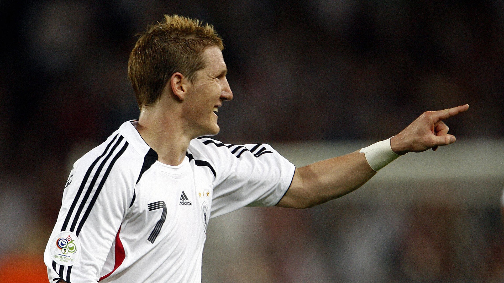 Schweinsteiger được trải nghiệm không khí cuồng nhiệt khi World Cup 2006 được tổ chức ngay trên quê hương mình. Tuy nhiên, “Những cỗ xe tăng” chỉ giành vị trí thứ 3 ở giải đấu.