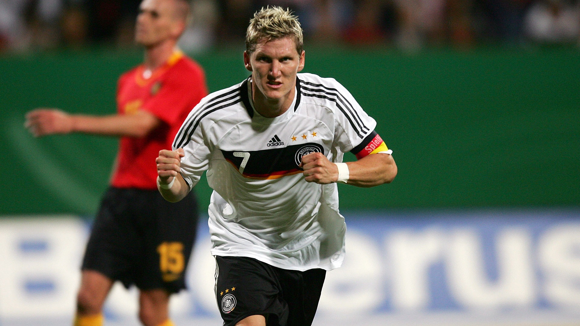 Schweinsteiger lần đầu mang băng đội trưởng “Die Manschafff” trong trận giao hữu với Bỉ năm 2008.