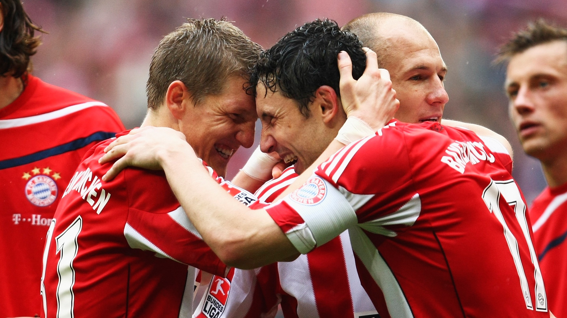 Tiền vệ 30 tuổi ăn mừng cú đúp danh hiệu thứ 2 trong sự ngiệp cùng cựu danh thủ Mark Van Bommel năm 2009.