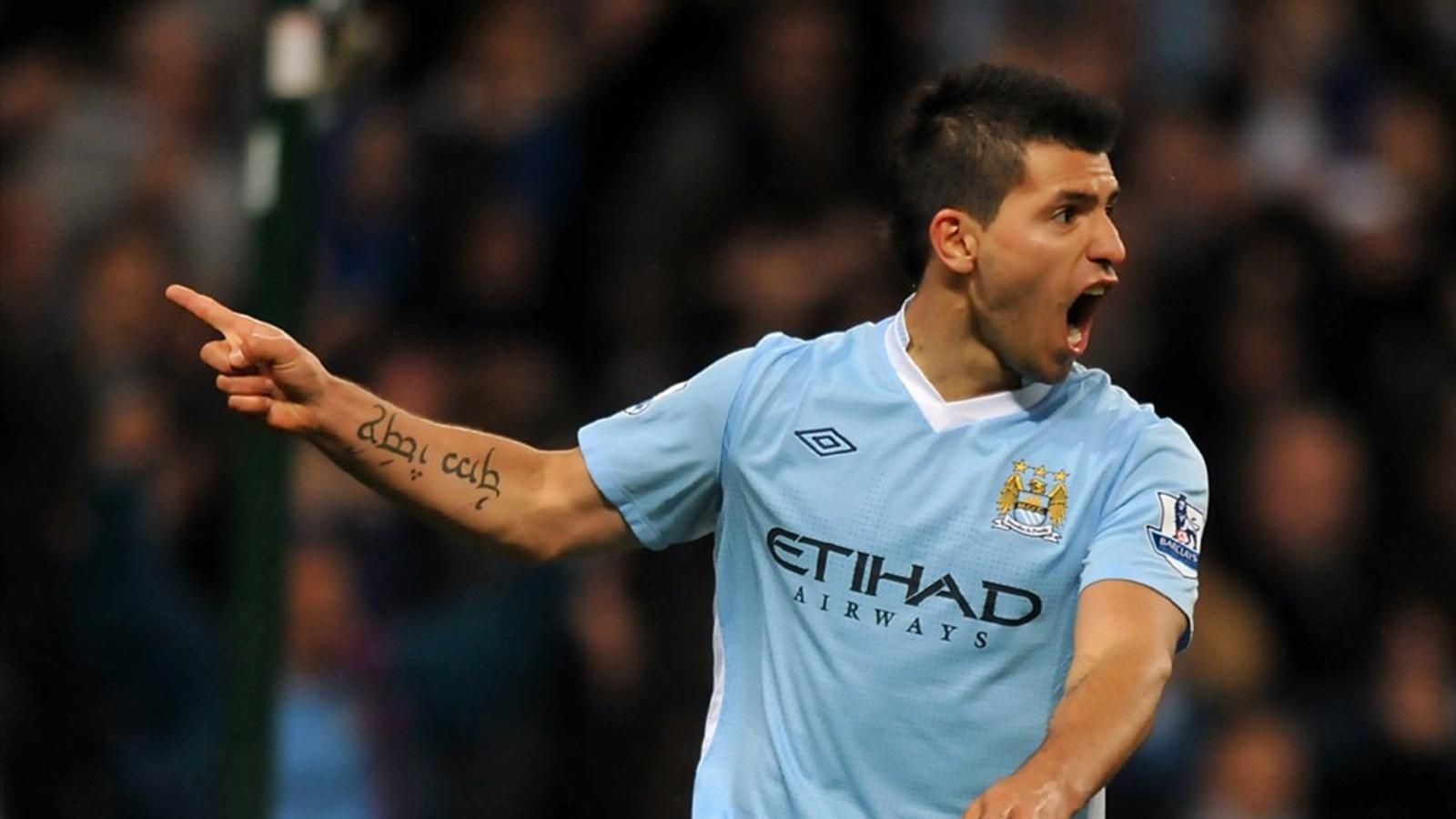 5. Sergio Aguero (Atletico Madrid sang Man City- 38 triệu bảng): “The Citizen” tỏ ra khôn ngoan khi chịu chi để sở hữu 1 trong những tiền đạo hàng đầu thế giới thời điểm hiện tại. Chân sút người Argentina là nhân tố quan trọng giúp đội chủ sân Etihad giành 2 danh hiệu Premier League vào năm 2012 và 2014.