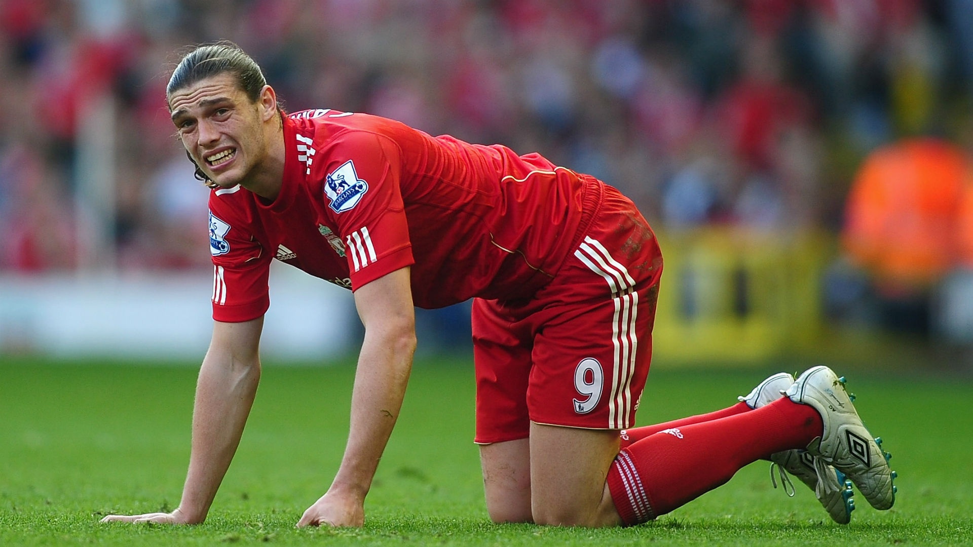 7. Andy Carroll (Newcastle sang Liverpool- 35 triệu bảng): Trải qua mùa giải thăng hoa trong màu áo “Chích chòe”, chân sút người Anh được HLV Kenny Daglish đưa về Anfield với mức phí kỷ lục của CLB. Tại đội bóng mới, phong độ của tiền đạo 26 tuổi sa sút thảm hại. Andy Carroll bị “The Kop” tống cổ chỉ sau 2 mùa giải. 