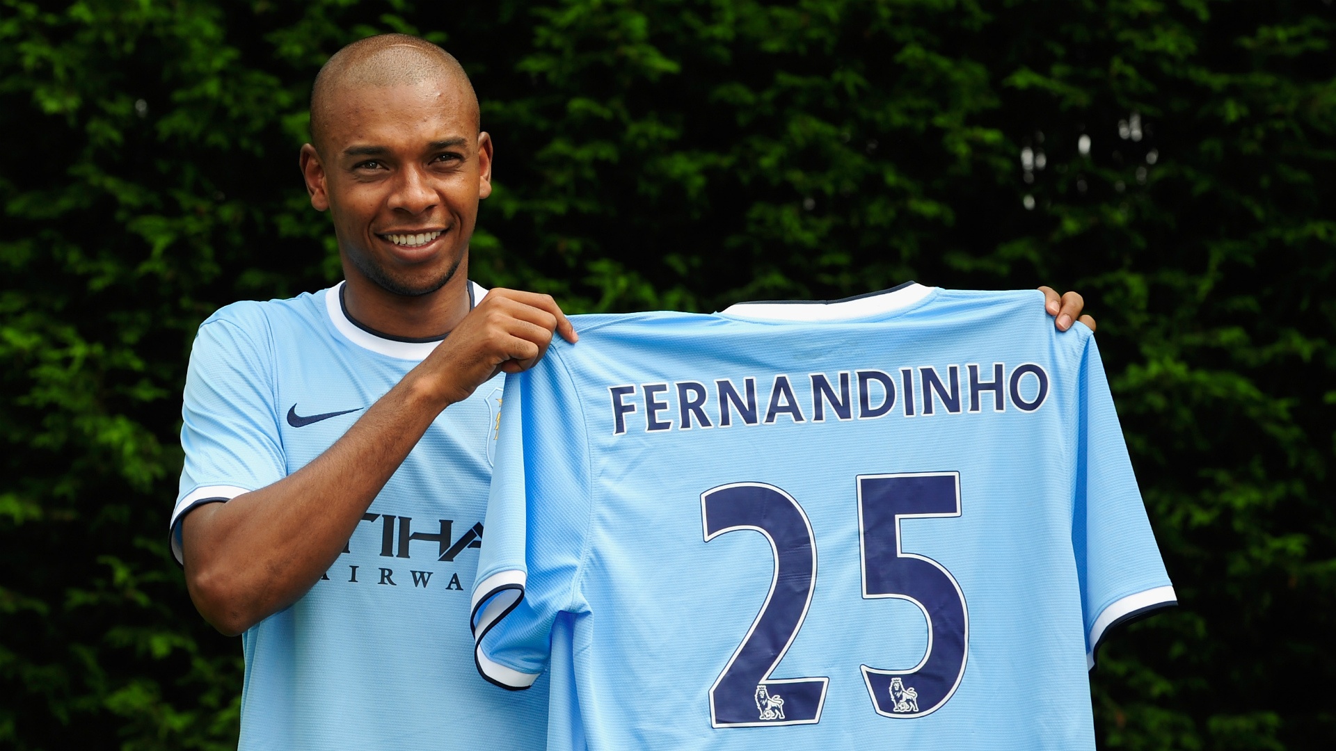 9. Fernandinho (Shakhtar sang Man City- 34 triệu bảng): “The Citizen” từng khá vất vả cạnh tranh với M.U để sở ngôi sao người Brazil năm 2013. Dù giúp đội chủ sân Etihad vô địch ngay mùa giải đầu tiên, phong độ thất thường của tiền vệ 30 tuổi chưa bao giờ làm người hâm mộ “Man xanh” yên tâm.