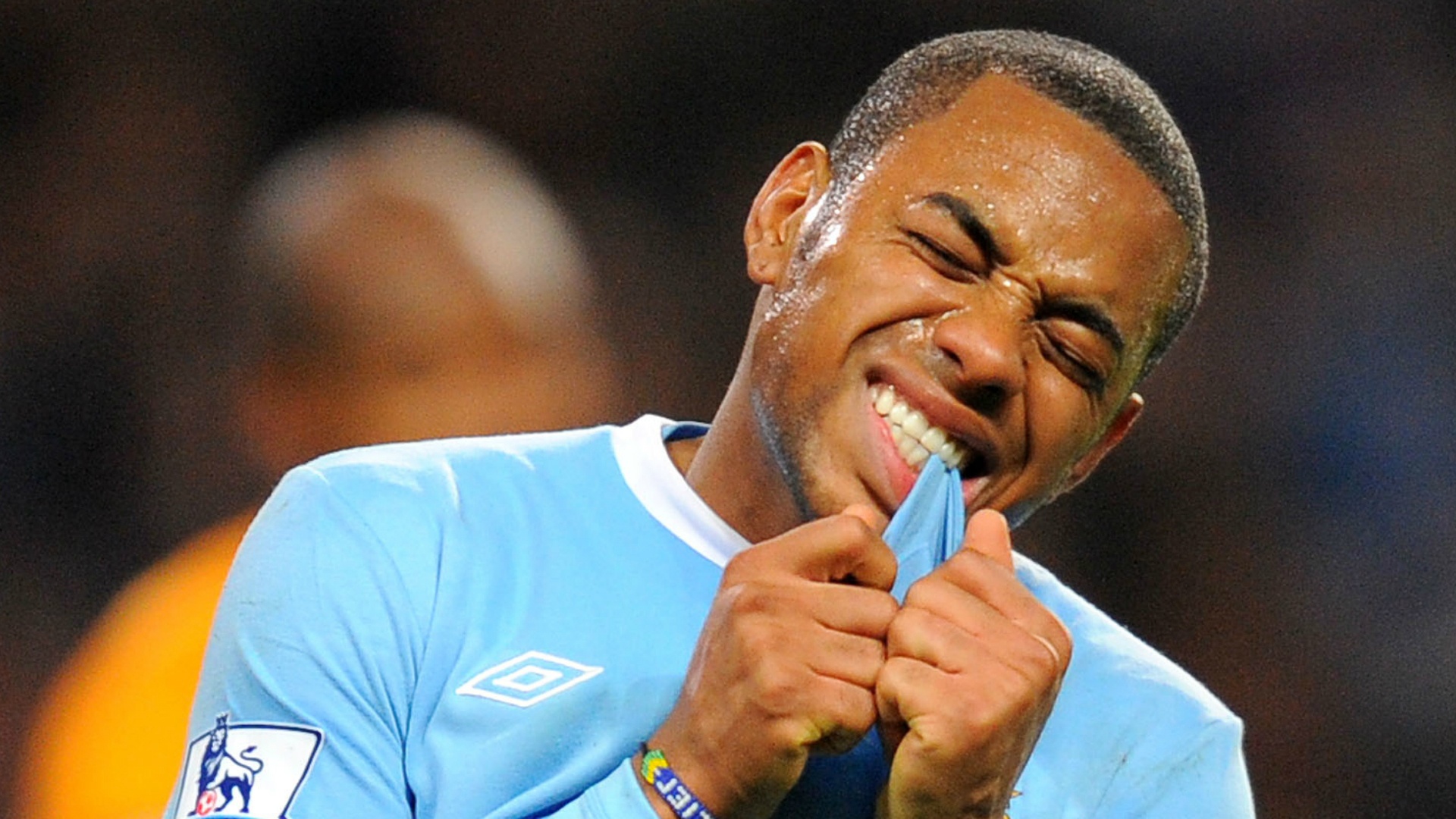 10. Robinho (Real Madrid sang Man City- 32,5 triệu bảng): Cựu thần đồng người Brazil đã tự hủy hoại sự nghiệp ủa mình khi chạy theo tiếng gọi của đồng tiền để đầu quân cho Manchester City vào năm 2008. Tiền vệ sinh năm 1984 không thể thích nghi với môi trường bóng đá đòi hỏi thể lực và sức mạnh như Premier League. Hiện tại, Robinho phải trở về quê nhà thi đấu cho đội bóng cũ Santos. Ảnh: Wp.