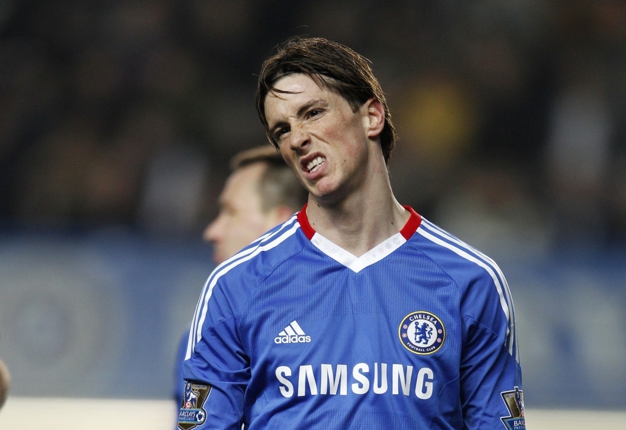 2. Fernando Torres (Liverpool sang Chelsea- 50 triệu bảng): “Sát thủ” lừng danh tại Anfield trở thành “Cục nợ” tại Stamford Bridge chỉ sau 1 năm. Với duy nhất 1 pha lập công trong mùa giải 2010-11cho “The Blues”, Torres trở thành bản hợp đồng gây thất vọng nhất Premier League thời điểm đó.