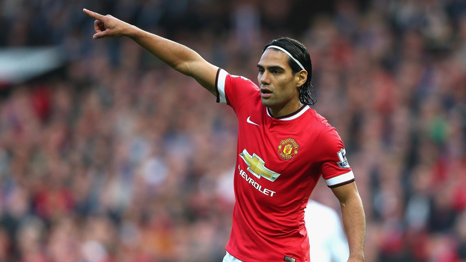2. Radamel Falcao (Chelsea): Tuyên bố giúp “Mãnh hổ”  hồi sinh của Jose Mourinho là hoàn toàn có cơ sở. Tại Stamford Bridge, chân sút người Colombia sẽ được hậu thuẫn bởi hàng tiền vệ hàng đầu giải Ngoại hạng gồm Cesc Fabregas, Eden Hazard hay Oscar.. Đây là cơ hội tốt để Falcao có thể đánh thức bản năng sát thủ đang ngủ say trong anh. 