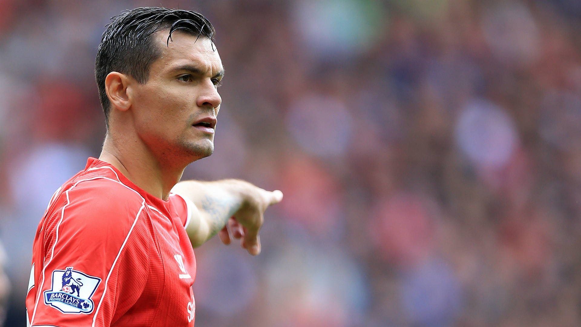 3. Dejan Lovren (Liverpool): Mùa giải vừa qua, tuyển thủ Croatia thi đấu sa sút và không đáp ứng sự kỳ vọng lớn lao từ người hâm mộ và HLV Brendan Rodgers. Hiện tại, trung vệ 26 tuổi đang tham gia chuyến du đấu châu Á cùng “The Kop” và sẵn sàng bước vào mùa giải mới với tinh thần thoải mái và vững chắc nhất. Lovren cũng khẳng định anh sẽ chứng minh mình xứng đáng với số tiền 20 triệu bảng mà Liverpool bỏ ra.